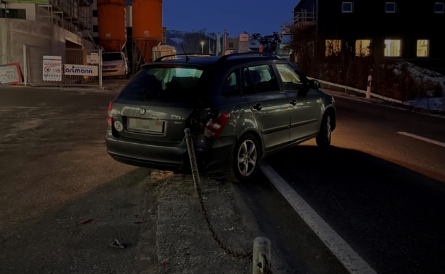Handbremse nicht angezogen: Auto rollt unbemannt auf Strasse