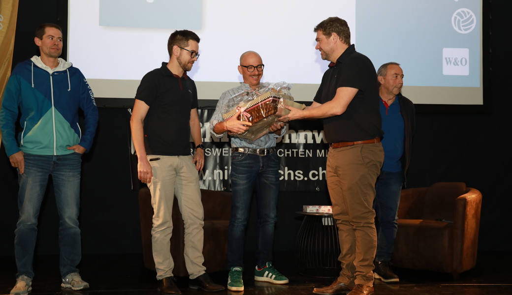 Patrik Hämmerle (Mitte) vom Ski- und Bergclub erhielt am meisten Stimmen in der Kategorie Raiffeisen- Ehrenpreis und nimmt den Preis von Cédric Büsser (links) und Christof Tinner entgegen. 