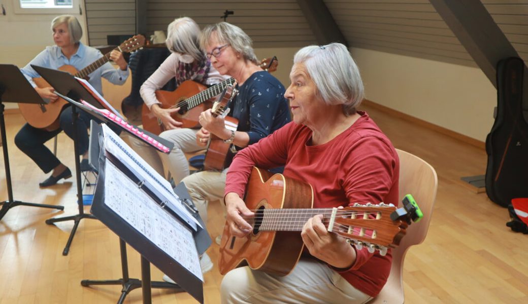  Noch sitzt nicht jeder Handgriff: Die Seniorinnen und Senioren treffen sich im «blau Huus» in Buchs, um gemeinsam Fortschritte zu machen. Bilder: Michael Kyburz