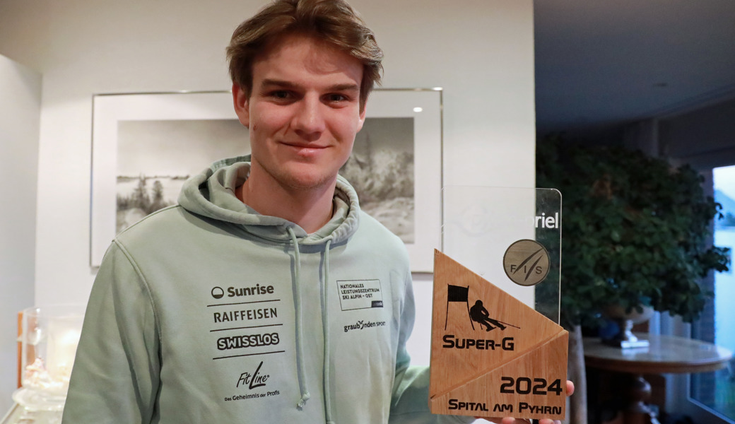 Einer von zwei FIS-Siegen in diesem Winter: Lenny Sinnesberger präsentiert stolz den Pokal, welchen er für Platz eins im Super-G von Spital am Pyhrn erhalten hat.