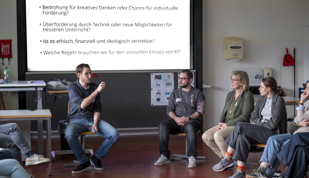Schulpräsidentin Gaby Knecht Morf (dritte von links) lauscht den Ausführungen der Lehrpersonen zur Künstlichen Intelligenz.