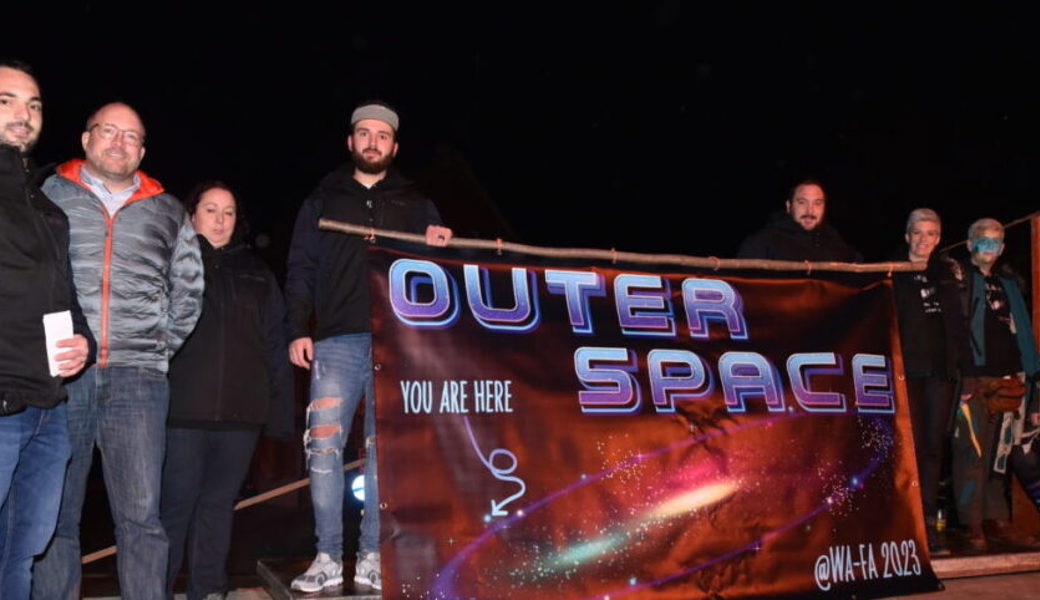  Gemeinderat Alexander Gabathuler (2. von links) und WaFa-Präsident Moritz Nänni (ganz links) beim Verkünden des Mottos für die Wartauer Fasnacht 2023: Sie hebt ab in den Weltall (Outer Space). Bilder: Heini Schwendener