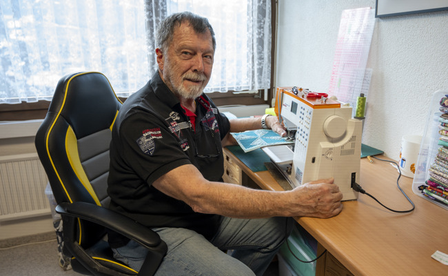 Ein Exot inmitten von Stoffresten – Heinz Cerny näht seit rund 40 Jahren Patchwork