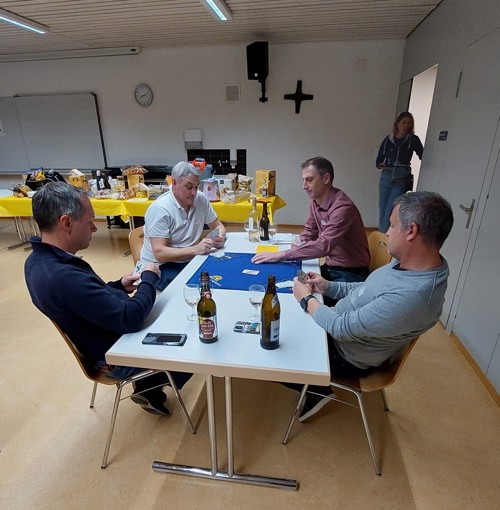 Am Abend fanden viele spannende Jass-Duelle statt.