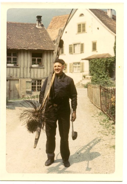 Schon sein Vater war als Kaminfeger tätig. Schon sein Vater war als Kaminfeger tätig.