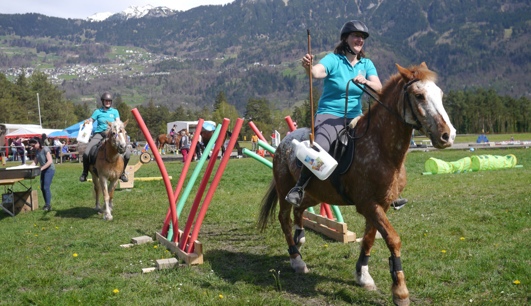 Monika Gwerder (rechts) und Saskia Marti vom RV Glärnisch ritten auf den 2. Rang beim OKV-Patrouillenritt.