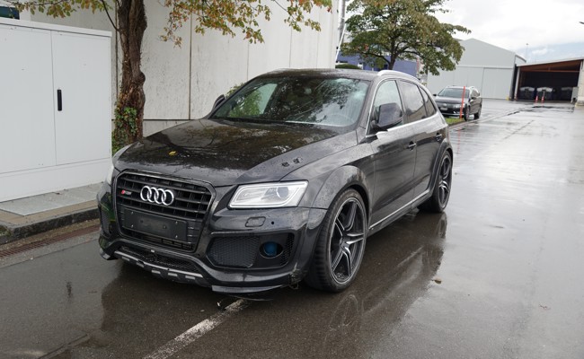 Mit geklautem Auto in Baustellenabsperrung gekracht