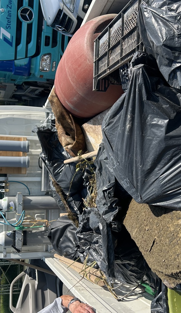 Die Teilnehmenden fischten jede Menge Abfall aus den Bächen. Oft auch Hundesäcklein.