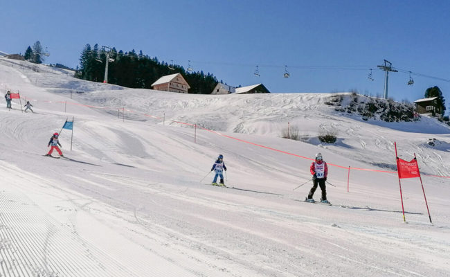 Schneevergnügen inklusive Plauschrennen für die ganze Familie am Migros Ski Day