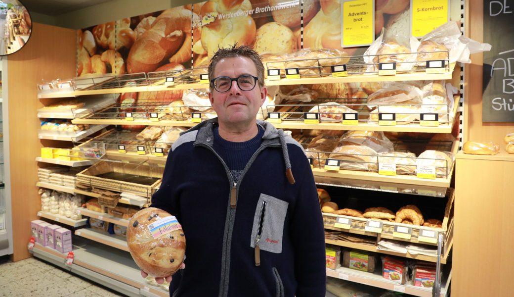 Peter Lenherr mit seinem Lieblingsbrot, dem Fölabrot, welches im Volg Gams gut verkauft wird.