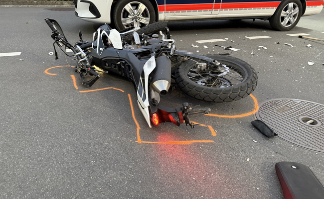 Brüche und Schürfwunden am ganzen Körper: Töfffahrer bei Unfall verletzt