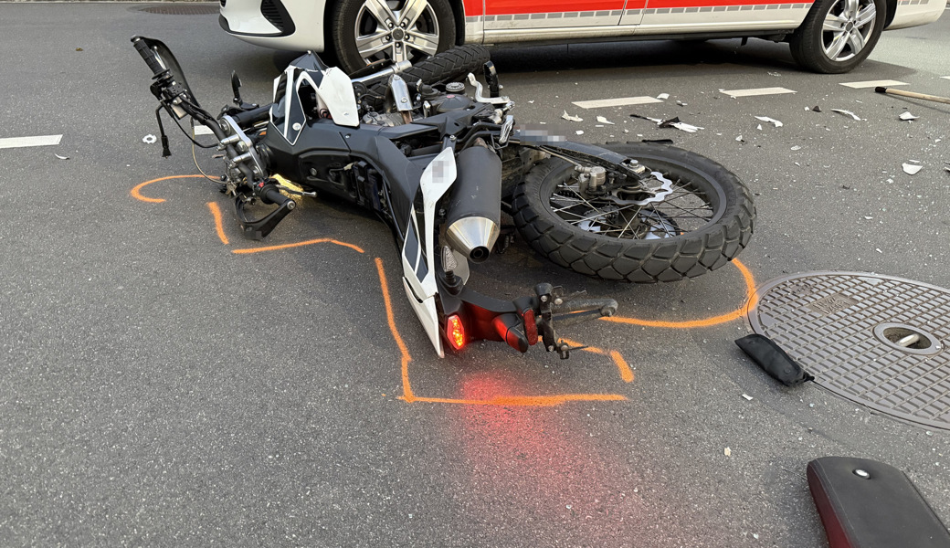 Brüche und Schürfwunden am ganzen Körper: Töfffahrer bei Unfall verletzt