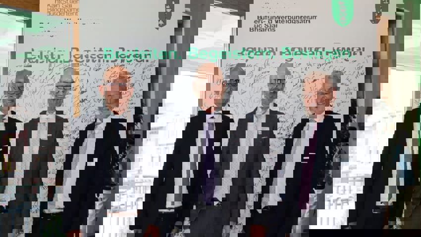  1. August: Die Berufs- und Weiterbildungszentren Buchs und Sarganserland fusionieren zum Berufs- und Weiterbildungszentrum Buchs Sargans. Neuer Rektor ist Daniel Miescher (Mitte), seine Vorgänger waren Franz Anrig (links) und Beni Heeb (rechts). 