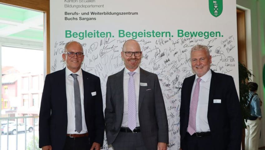 1. August: Die Berufs- und Weiterbildungszentren Buchs und Sarganserland fusionieren zum Berufs- und Weiterbildungszentrum Buchs Sargans. Neuer Rektor ist Daniel Miescher (Mitte), seine Vorgänger waren Franz Anrig (links) und Beni Heeb (rechts). 1. August: Die Berufs- und Weiterbildungszentren Buchs und Sarganserland fusionieren zum Berufs- und Weiterbildungszentrum Buchs Sargans. Neuer Rektor ist Daniel Miescher (Mitte), seine Vorgänger waren Franz Anrig (links) und Beni Heeb (rechts).