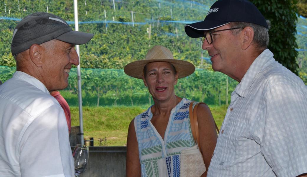 Markus Hardegger, Präsident Arca Vitis begrüsst das Ehepaar Theres und Bruno Damann.