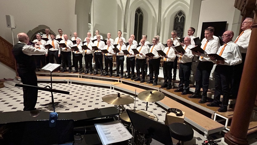 Hatten ein dankbares Publikum vor sich: Adventskonzert zweier Chöre.