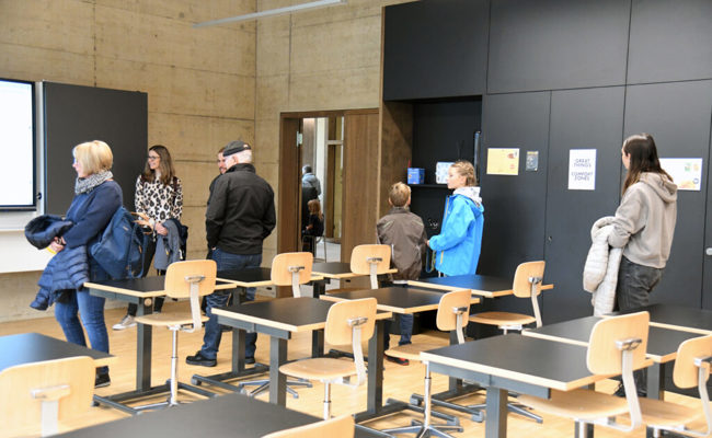 Viel Publikum kam, um sich ein Bild von den zeitgemässen Schulstuben in der Kirchbünt zu machen