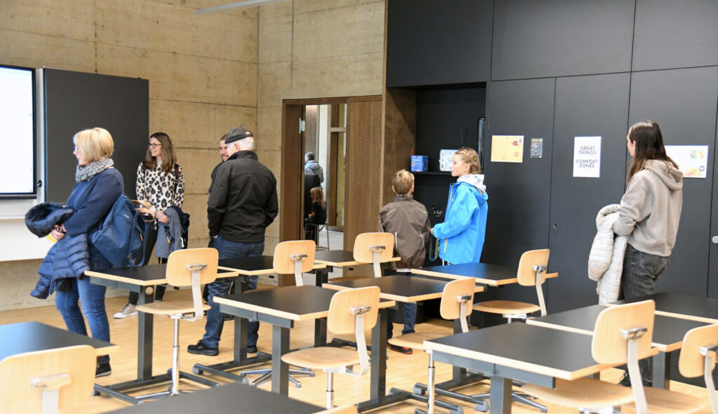  Besichtigung der Schulzimmer für die Öffentlichkeit am Tag der offenen Tür. Bilder: Hansruedi Rohrer