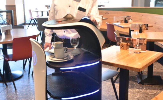 Der Serviceroboter in der Raststätte Rheintal hat Probezeit mit Bravour bestanden