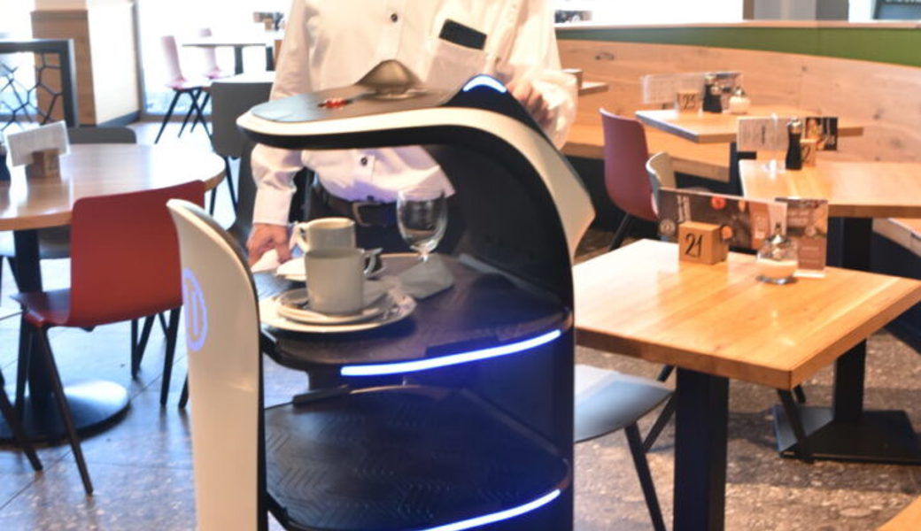  Der Serviceroboter steht in der Raststätte Rheintal Ost im Einsatz. Bilder: Heini Schwendener