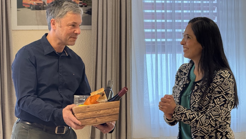 Roger Moor wurde sein Referat von EVP-Werdenberg-Präsidentin Karina Seiler-Oppliger mit Spezialitäten aus der Region verdankt.