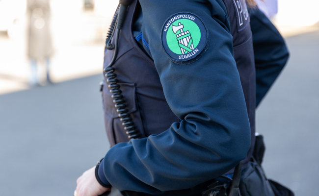 Vier Festnahmen im Zusammenhang mit versuchten Diebstählen aus Autos
