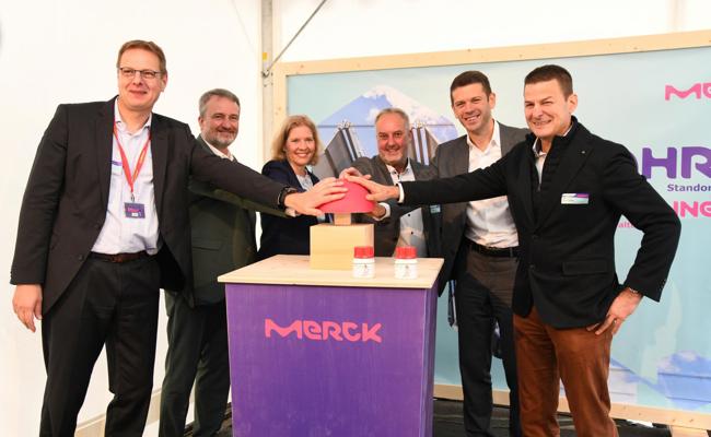 Ein Photovoltaik-Faltdach und Standortjubiläum bei Merck