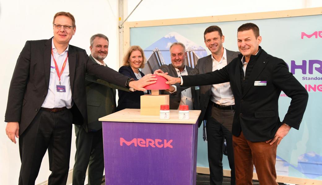 Ein Photovoltaik-Faltdach und Standortjubiläum bei Merck