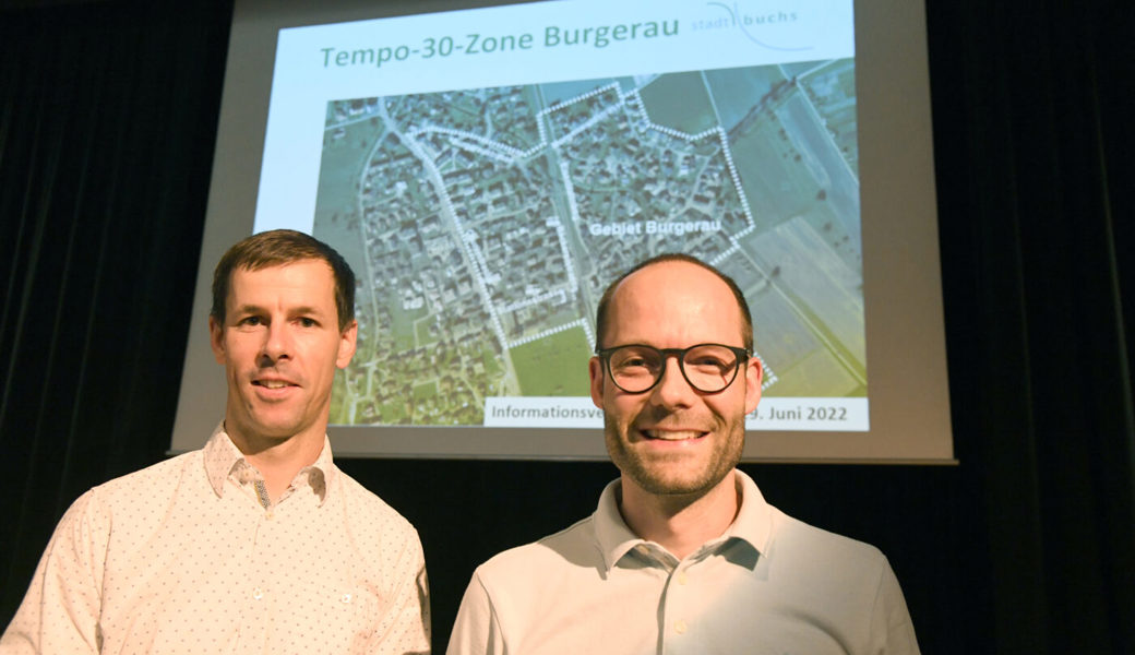  Verkehrsplaner Thomas Aellig (links) und der Buchser Stadtrat Markus Hofmänner informierten am Mittwochabend über die Tempo-30-Zone Räfis-Burgerau. 