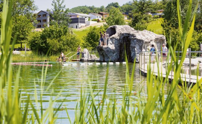 Grossabünt: Einem Badegast wird eine Flasche über den Kopf gezogen