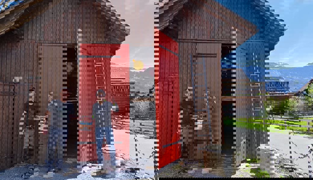 Das Tor des ehemaligen Spritzenhauses erstrahlt nun in einem satten Rot.