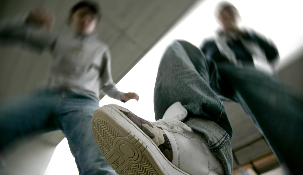 Zwei der sechs jungen Männer schlugen auf ihr Opfer ein, unter anderem auch mit einem Golfschläger.