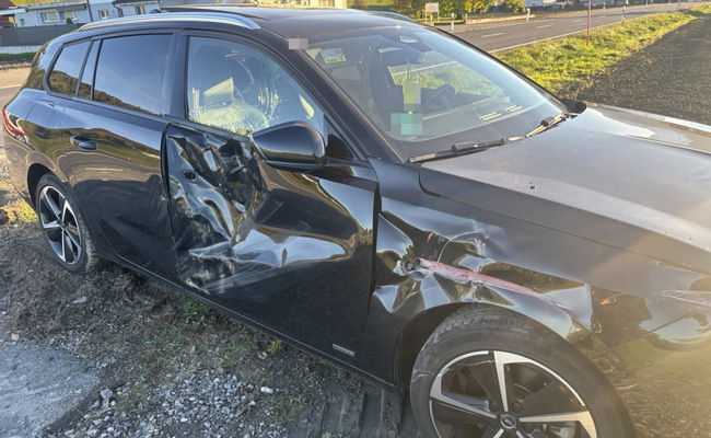Autofahrer kracht beim Überholen in einen Anhänger