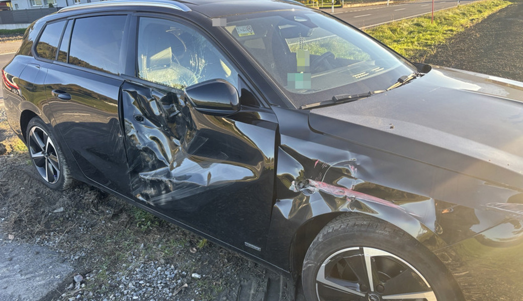 Autofahrer kracht beim Überholen in einen Anhänger
