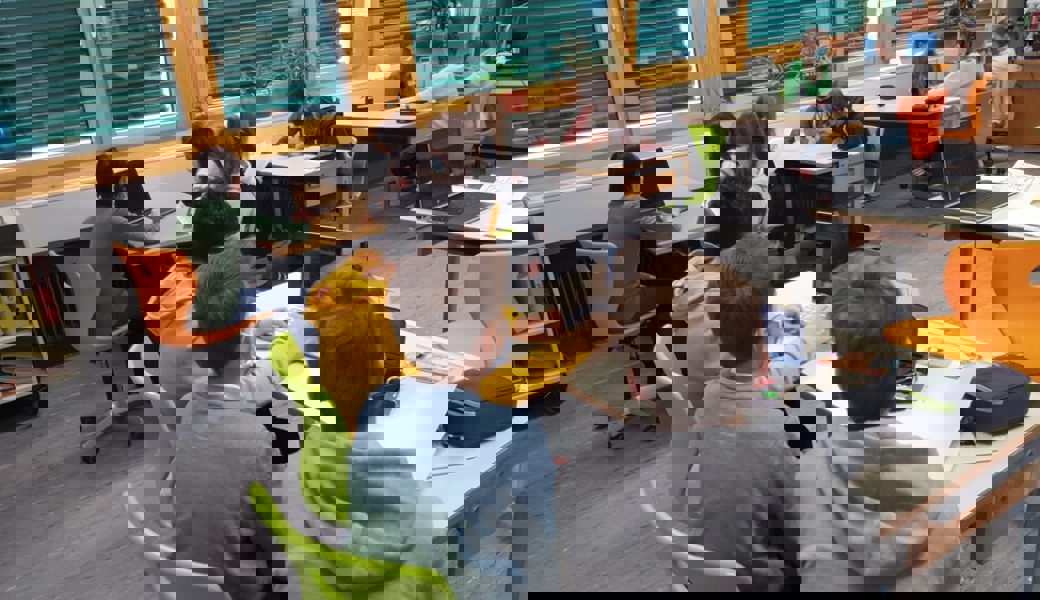  Interessiert verfolgten Schülerinnen und Schüler der 6. Klassen im Obertoggenburg die Vorstellung des Wahlfachs Latein in Nesslau und Ebnat-Kappel. 