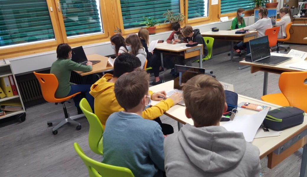  Interessiert verfolgten Schülerinnen und Schüler der 6. Klassen im Obertoggenburg die Vorstellung des Wahlfachs Latein in Nesslau und Ebnat-Kappel. 