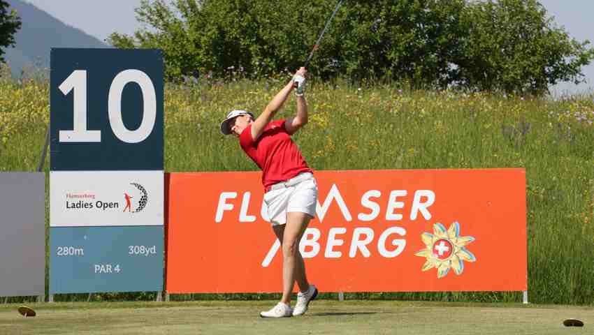 Elena Moosmann beim Abschlag auf Loch 10 während der Flumserberg Ladies Open 2022.