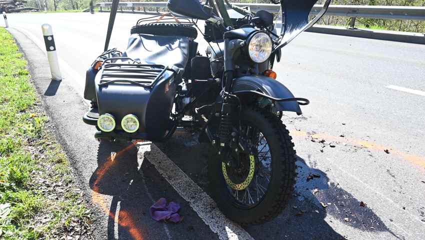 Der Motorradfahrer hob bei seinem Selbstunfall erst ab, dann landete er wieder auf der Strasse, wobei er vom Motorrad geschleudert wurde.