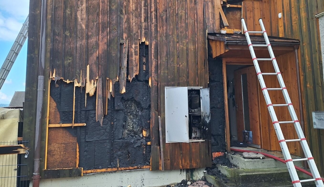 Das Feuer hatte sich hinter den Schirmbrettern bis zum Dach hinaufgefressen.