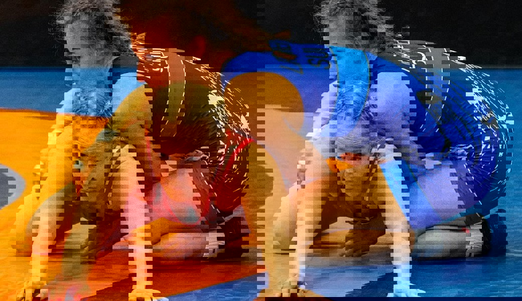  Annatina Lippuner (blaues Trikot) im Kampf gegen ihre schwedische Kontrahentin. 