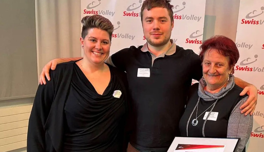 Von Swiss Volley geehrt (von links): Sabrina Sprenger (VBC March, Nachwuchs-Förderpreis), Philipp Dogdson (TSV Jona, Junges Ehrenamt) und die Buchserin Vreni Marti-Dornbierer (Volley Eschen-Mauren, Schiedsrichterin des Jahres).