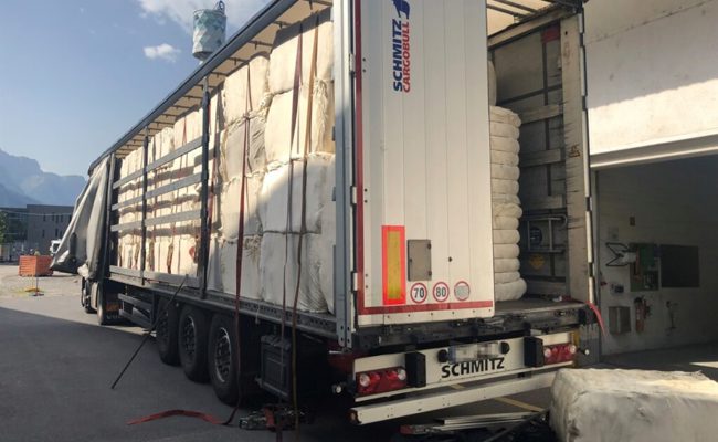 200 Kilogramm schwere Ladung traf Chauffeur und verletzte ihn mittelschwer