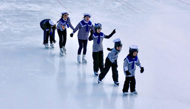Schülerinnen und Schüler der Eislaufschule zeigten in einer Show ihr Können
