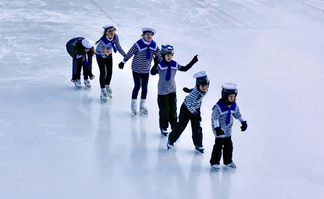 Schülerinnen und Schüler der Eislaufschule zeigten in einer Show ihr Können
