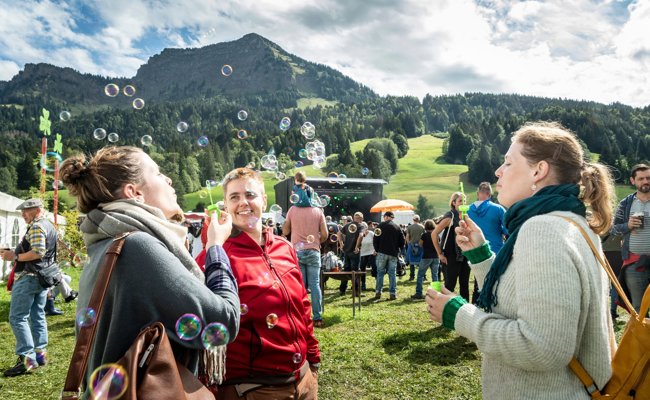 Guinness, Folk und Feuerschalen: Das Irish Openair in Ennetbühl trotzt der Trockenheit