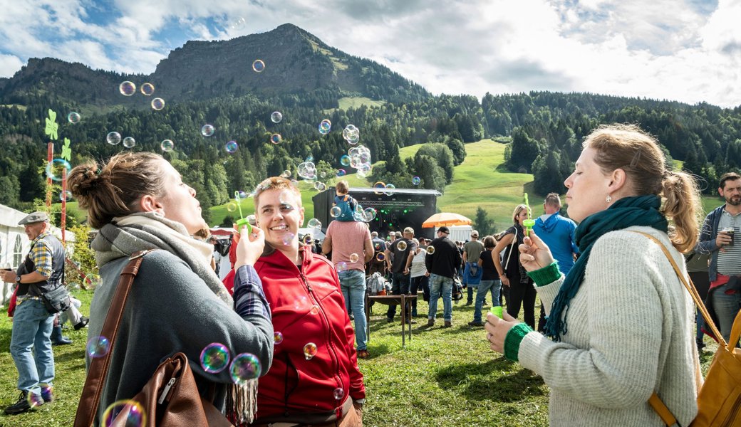 Bald steigen sie wieder: Das Toggenburger Irish Openair und die Seifenblasen der Irland-Fans.