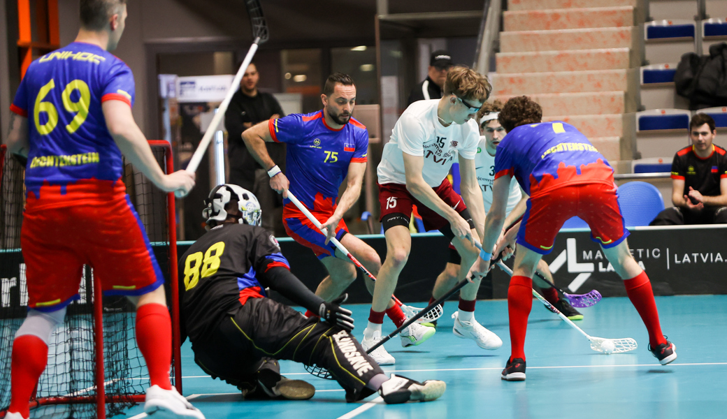 Oft unter Druck: Liechtensteins Abwehr, hier mit Andreas Good (Nr. 69), Torhüter Pascal Müller, Philipp Wuggenig und Corsin Derungs (von links), wehrt sich mit Händen und Füssen gegen Lettlands Angriff.