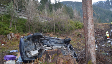 60-Jähriger stürzt mit Auto über Abhang