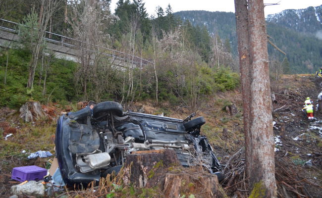 60-Jähriger stürzt mit Auto über Abhang