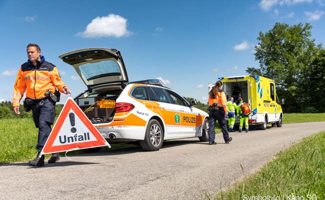 Zwei Velofahrer stossen zusammen: Beide landen verletzt im Spital